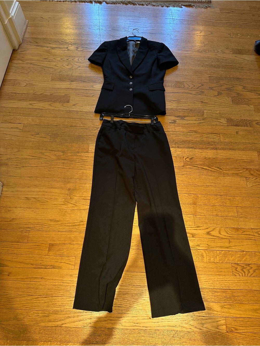 Tahari Arthur S Levine Black Pant Suit Set Size 6 Pinstripe Short Sleeve Blazer